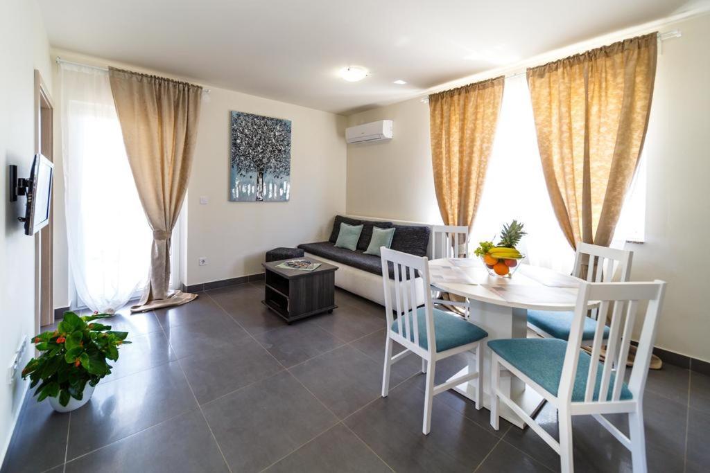 Apartments Leondori Krk Town Exterior foto